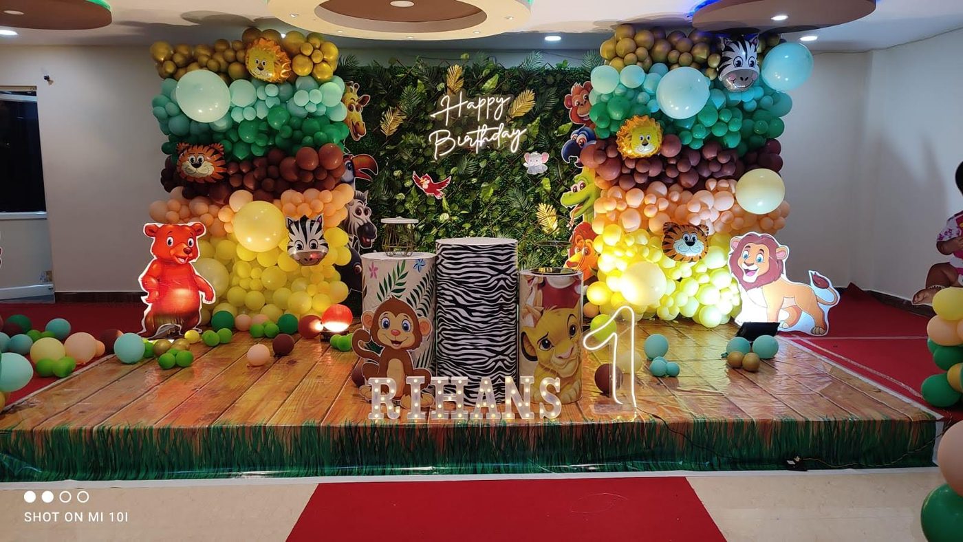 Jungle theme birthday balloon decoration